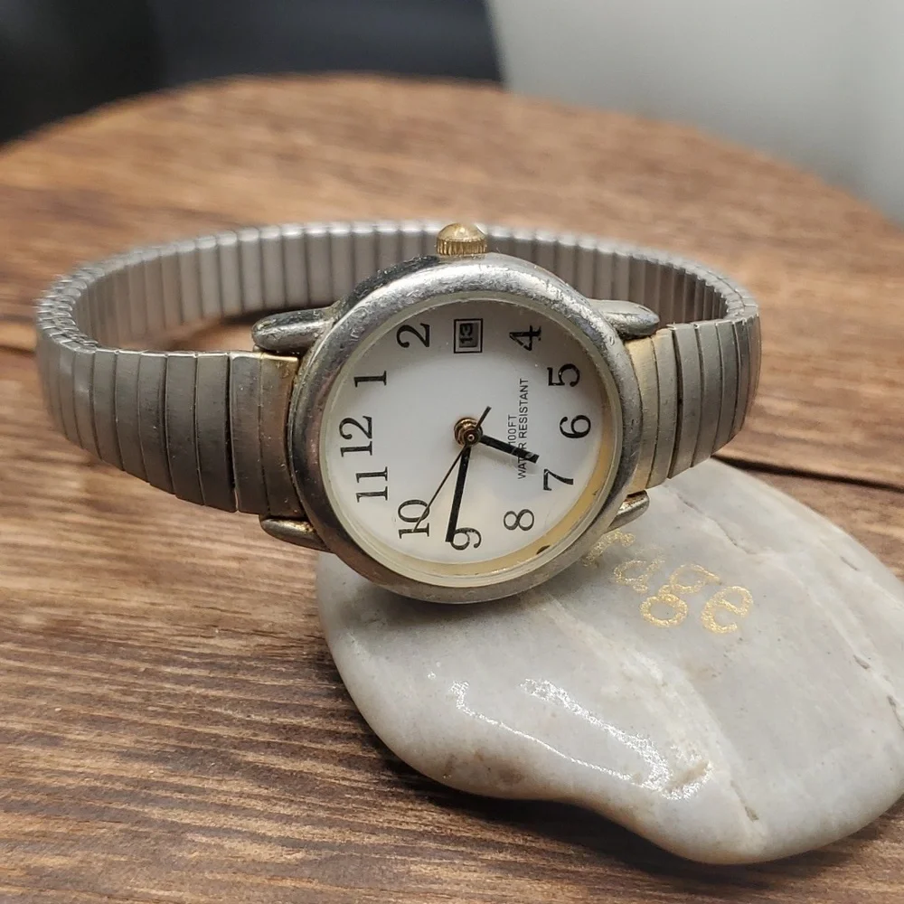 B0639 antique collectible watch needs batteries collectors look!